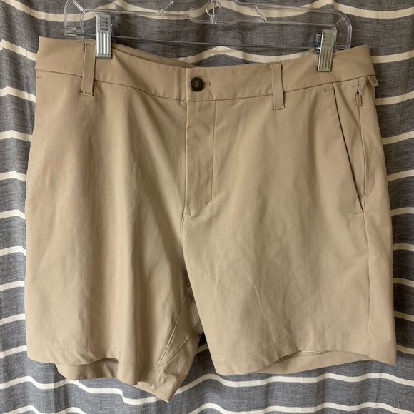 Lululemon Athletica Men's Beige Flat Front Shorts - Picture 1 of 3